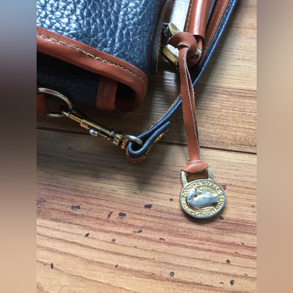 Dooney and Bourke purse in near perfect condition! - Picture 7 of 10